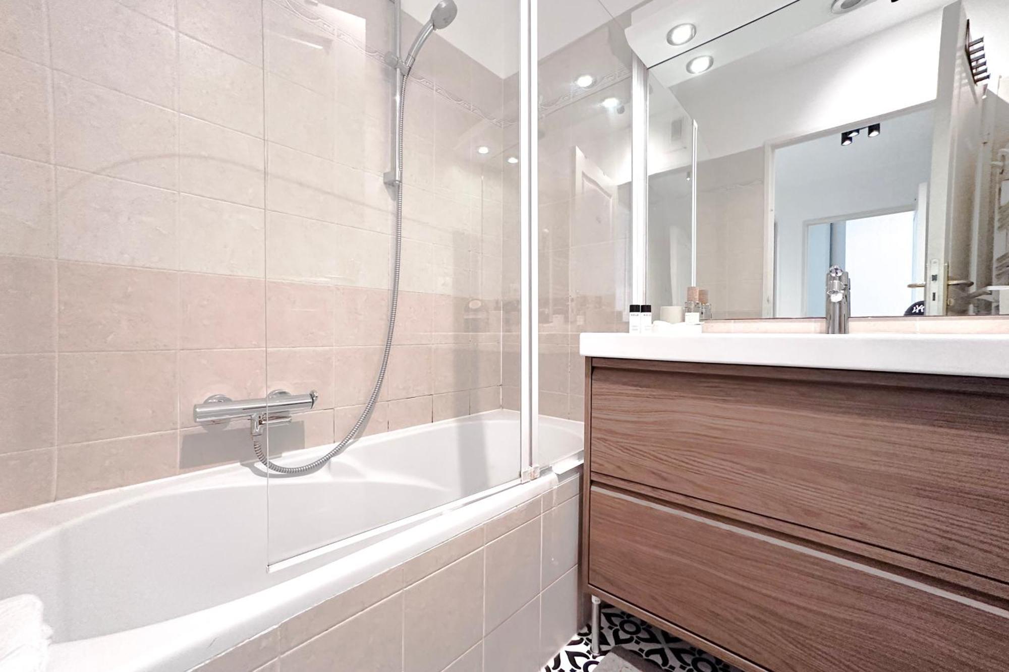 St Roch 2 - Appart 300 M De La Gare, Clim, Terrasse, Garage أنتيب المظهر الخارجي الصورة